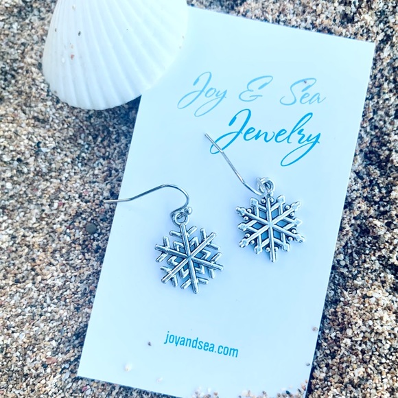 🌷3 For $25🌷 Snowflake Earrings - Picture 3 of 6